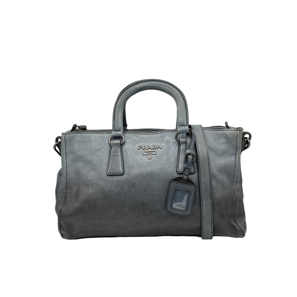 Prada Handtasche aus Saffiano Leder mit Umhängegurt grauer Farbverlauf