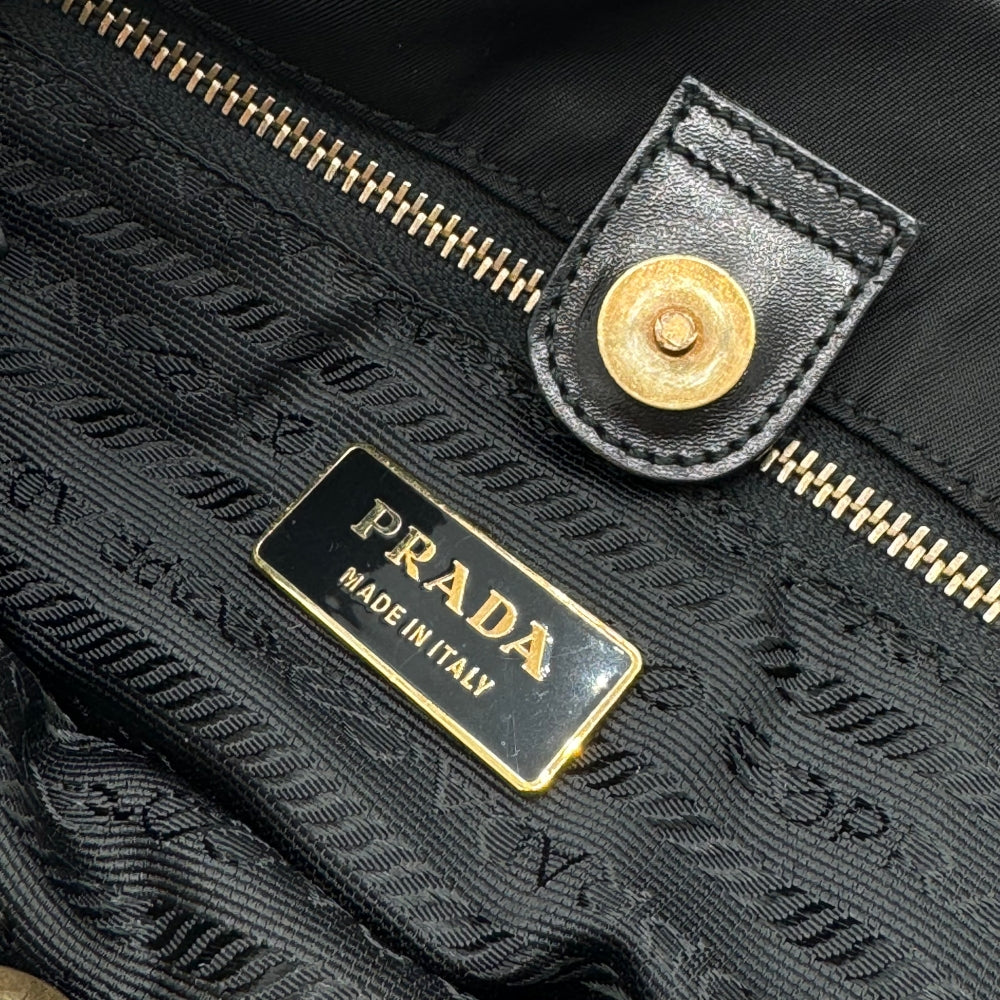 Prada Handtasche Nylon klein mit goldenen Details schwarz