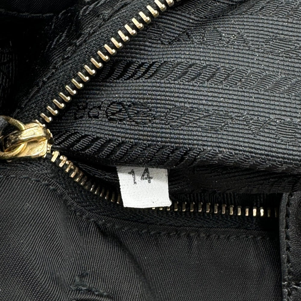 Prada Handtasche Nylon klein mit goldenen Details schwarz